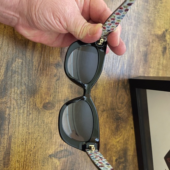 Kate Spade Straw Shoulder Bag with Green and Pink Accents and sunglasses & case - Picture 6 of 16